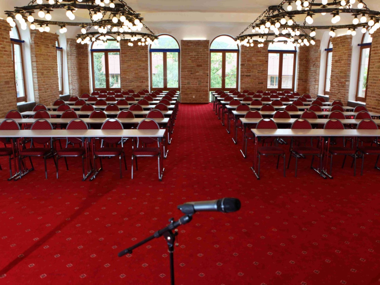 Kongresový sál V1 v hotelovém domě Vinař v Hotelu Kurdějov