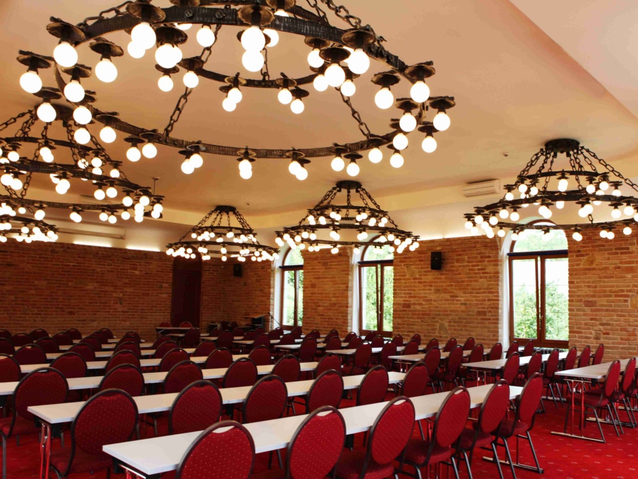 Kongresový sál V1 v hotelovém domě Vinař v Hotelu Kurdějov