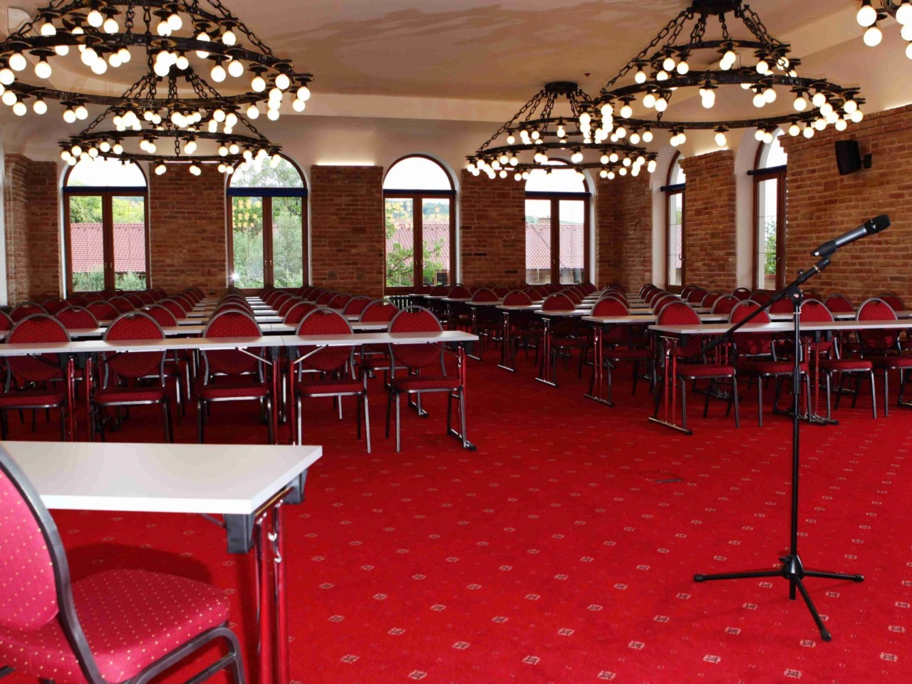 Kongresový sál V1 v hotelovém domě Vinař v Hotelu Kurdějov